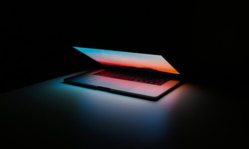 Laptop do pracy zdalnej – jaki powinien być?